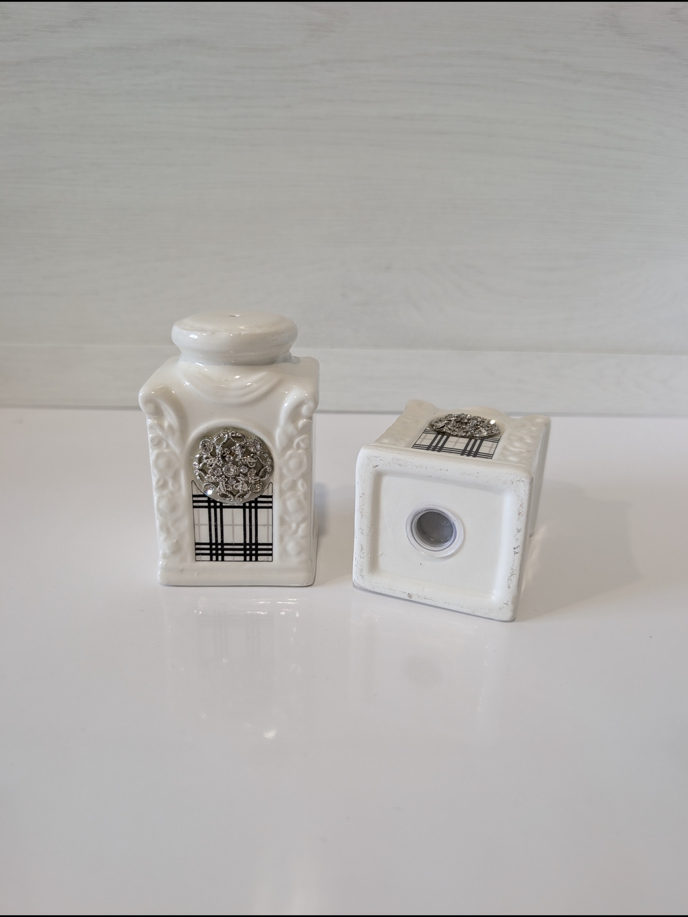 NIVISI Classic Elegance Ceramic Salt and Pepper Shakers Set Crystal Medallion - Picture 7 of 12